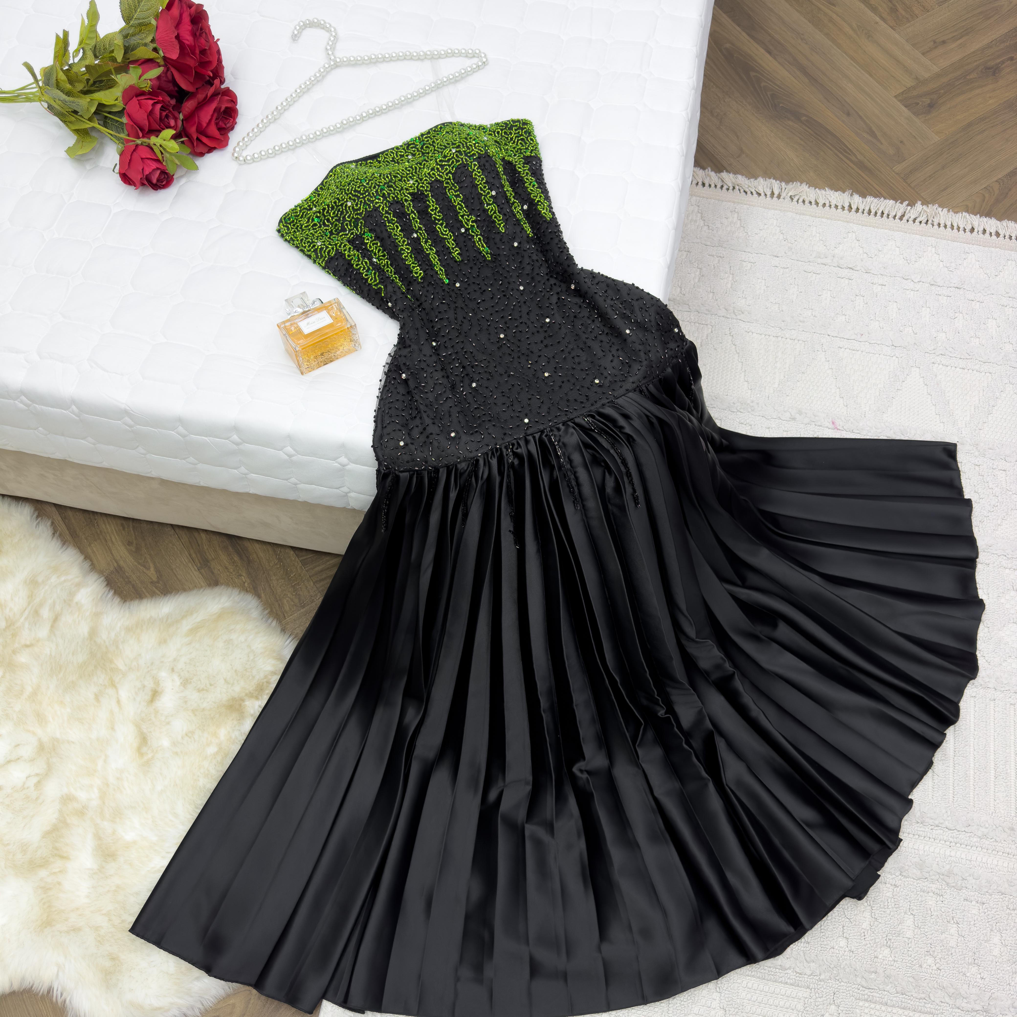 فستان سهرة رائع باللون الأسود أرقي فساتين الرياض 