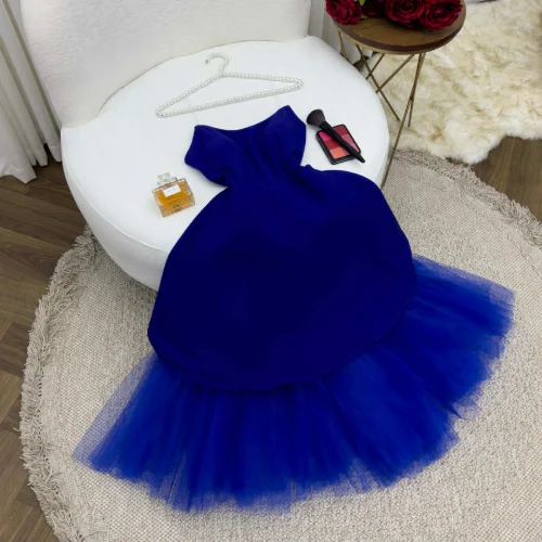 فستان أزرق طويل منفوش