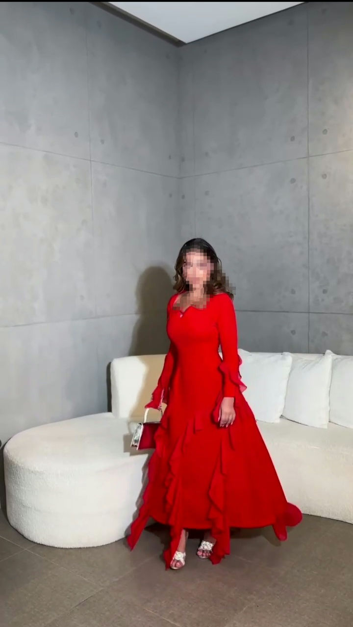 فستان سهرة جذاب باللون الأحمر أجمل فساتين السعودية