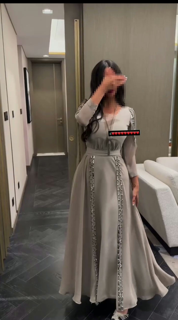 فستان سهرة طويل باللون الرمادي جميل أرقي فساتين السعودية