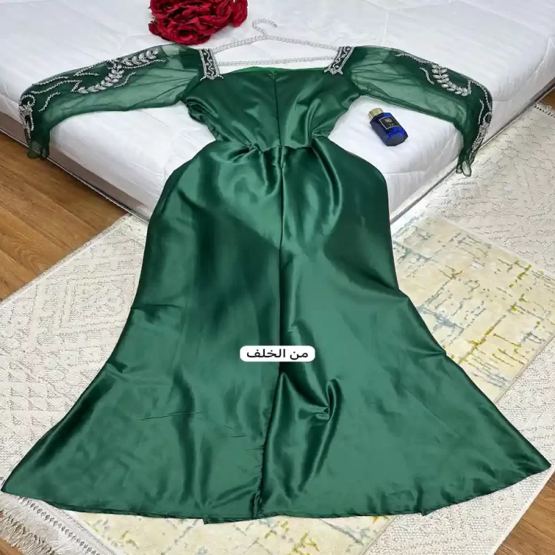 تصميم-فستان-سهرة-طويل-أخضر-بأكمام